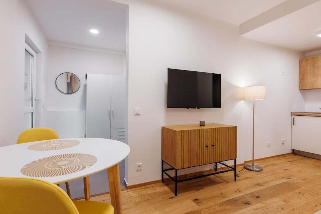 1 Bedroom Apartment With Terrace And Free Parking Near Metro Πράγα Εξωτερικό φωτογραφία