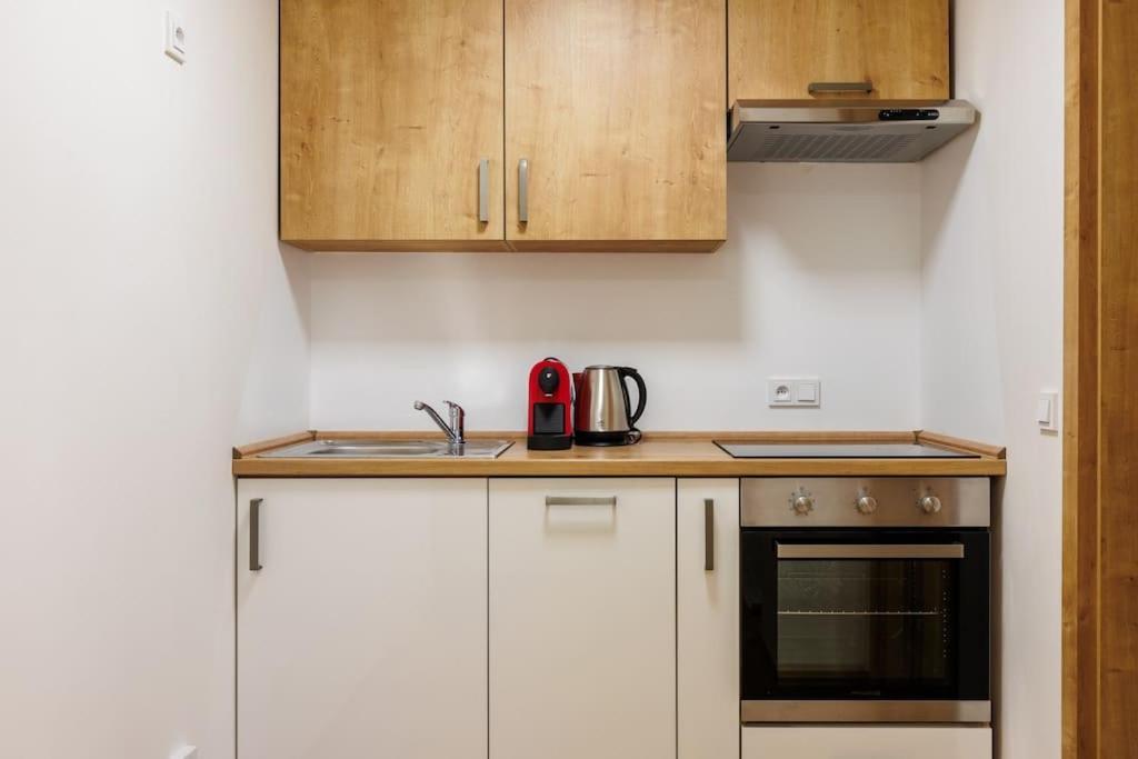 1 Bedroom Apartment With Terrace And Free Parking Near Metro Πράγα Εξωτερικό φωτογραφία